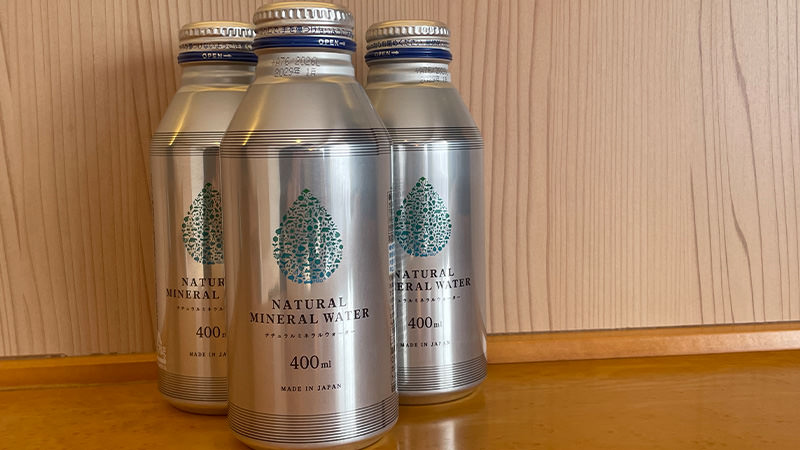 客室に用意されたアルミ缶の飲料